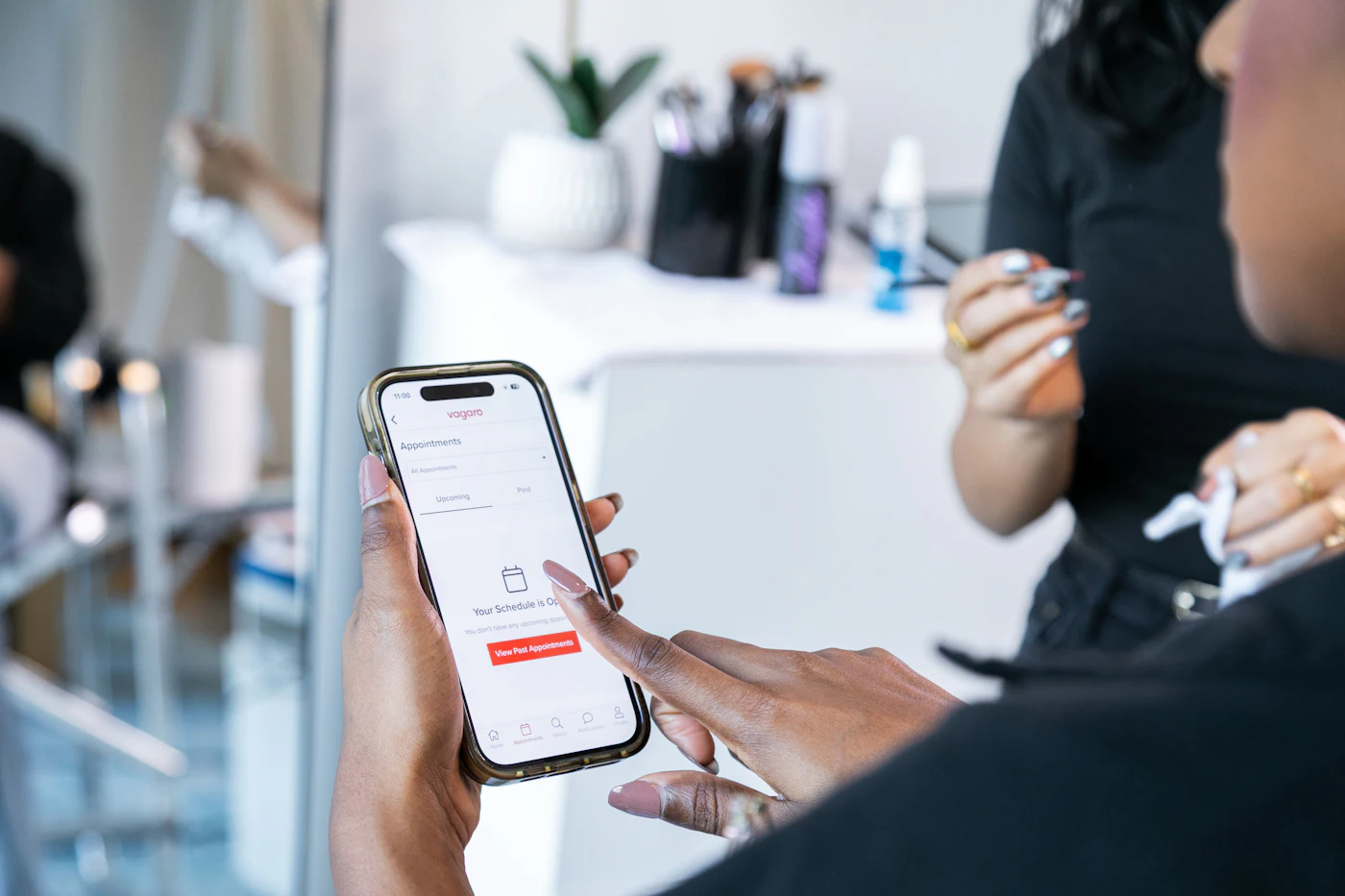 Cliente reservando cita desde el móvil en un salón