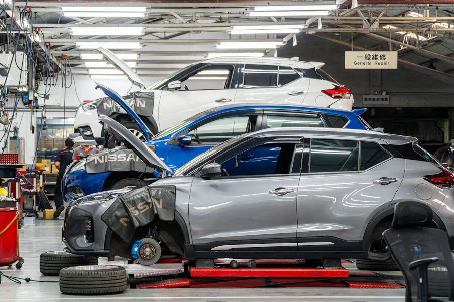 Coches en reparación en un taller mecánico